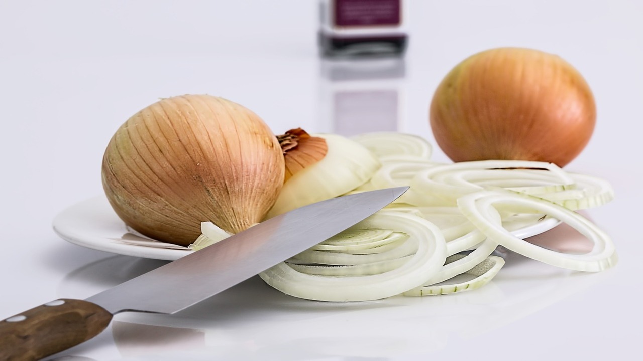 Przepis na syrop z cebuli. Jak go zrobić i stosować
